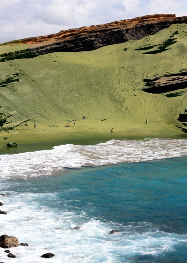 Bãi cát xanh ôliu và làn nước xanh màu ngọc lam tại bãi biển Papakolea 